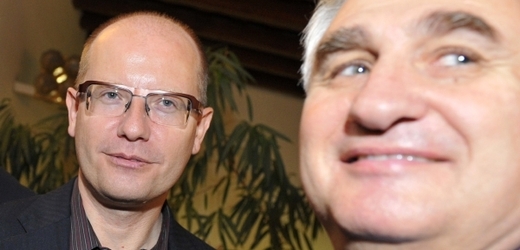 Předseda ČSSD Bohuslav Sobotka a předseda Senátu ČR Milan Štěch po oznámení výsledků druhého kola senátních voleb.