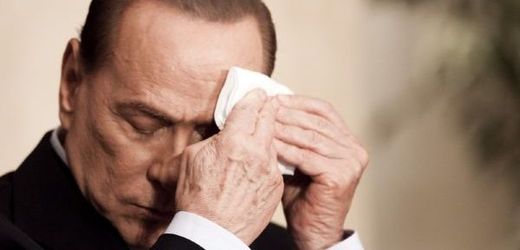 Berlusconimu je trochu horko.
