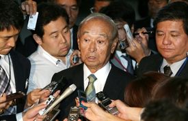 Okinawský guvernér Hirokazu Nakaima v obklíčení novinářů.