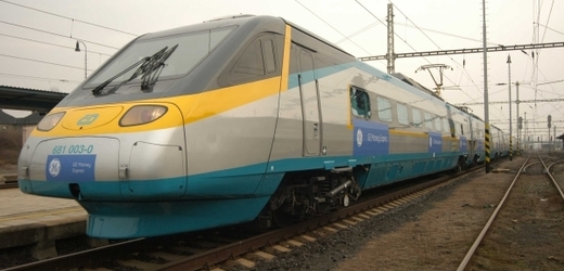 Vlak srazil na přejezdu u Dobříkova člověka (ilustrační foto).