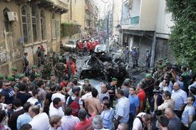 Dav se dívá na následky exploze v Bejrútu 19. října 2010.