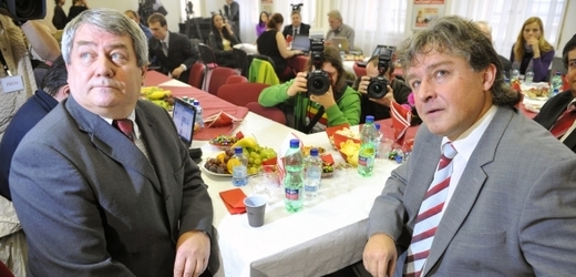 Předseda KSČM Vojtěch Filip a místpředseda Jiří Dolejš (vpravo) očekávají výsledky voleb do Senátu 20. října ve volebním středisku strany.