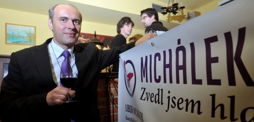 Kandidát do Senátu za SZ, KDU-ČSL a Piráty Libor Michálek slavil se svými příznivci vítězství ve druhém kole senátních voleb.