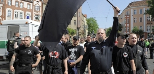 Němečtí pravicoví extremisté na pochodu.