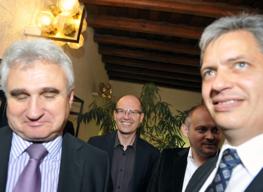 Zleva Milan Štěch, předseda ČSSD Bohuslav Sobotka, Michal Hašek a Jiří Dienstbier se usmívají po oznámení výsledků 2. kola senátních voleb.