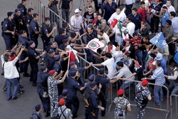 Několik stovek demonstrantů zaútočilo na sídlo premiéra a podařilo se jim prolomit vnější ochrannou bariéru.