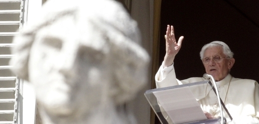 Papež Benedikt XVI. žehná během modliteb.