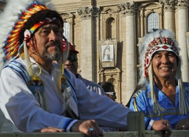 Kanadští poutníci na Svatopetrském náměstí v Římě.