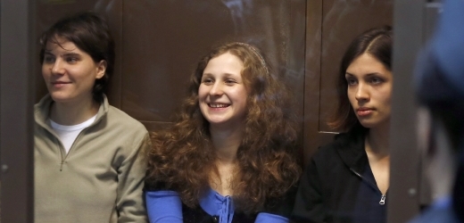 Naděžda Tolokonnikovová a Marija Aljochinové (druhá a třetí zleva) jsou již ve vězení.