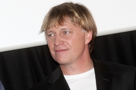 Svůj hlas filmu propůjčil i Michal Dlouhý.
