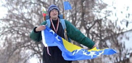 Senad Hadžić šel do Mekky s velkou vlajkou Bosny a Hercegoviny i malým praporkem Evropské unie.  