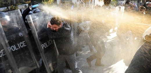 Policie rozháněla demonstrující slzným plynem.