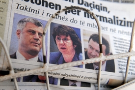 Rozbuškou bylo trojstranné jednání srbského a kosovského premiéra Ivici Dačiče a Hashima Thaçiho s šéfkou diplomacie EU Catherine Ashtonovou.