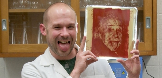 Zachary Copfer s jednou ze svých bakteriografií, portrétem Alberta Einsteina.
