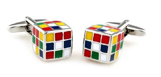 S Rubikovou kostkou na rukávech vyřešíte všechny hlavolamy.