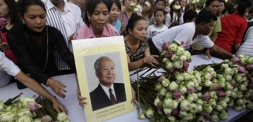 Kambodžané vzpomínají na zesnulého krále Sihanuka.