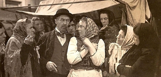 Letenská (uprostřed) s Emanem Fialou v Městečku na dlani (1942).