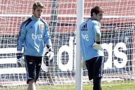 David De Gea (vlevo) a Iker Casillas na tréninku španělské reprezentace.