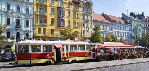 Kromě retro tramvaje, která slouží jako kavárna, se na Václavské náměstí možná brzy vrátí skutečná tramvajová doprava.