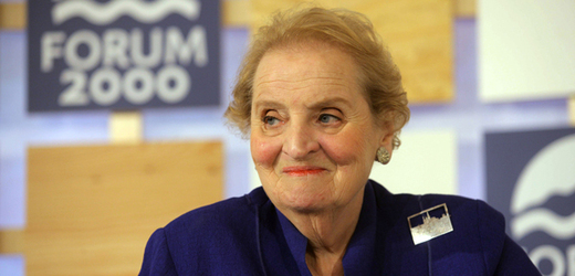 Madeleine Albrightová na Foru 2000 podepisovala novou knihu.