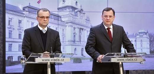 Miroslav Kalousek (TOP 09) se domnívá, že kvůli neshodám v ODS nemá vláda dostatečnou podporu pro rozpočtové změny (na snímku s premiérem Petrem Nečasem).