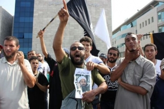 Tunisané protestují před ambasádou USA proti filmu Nevinnost muslimů.