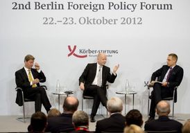William Hague (uprostřed) na pódiové diskusi v Berlíně.