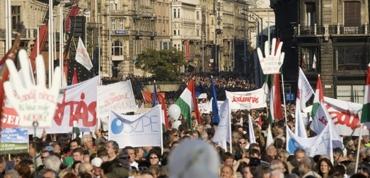 Do ulic Budapešti v úterý vyrazili přívrženci i odpůrci vlády konzervativního premiéra Viktora Orbána.