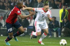 Ribéry (Bayern) si hraje s míčem.