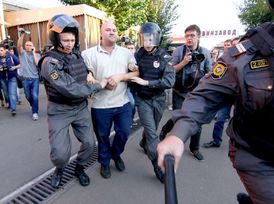 Policie ukončuje malou nenahlášenou demonstraci proti Pussy Riot. 