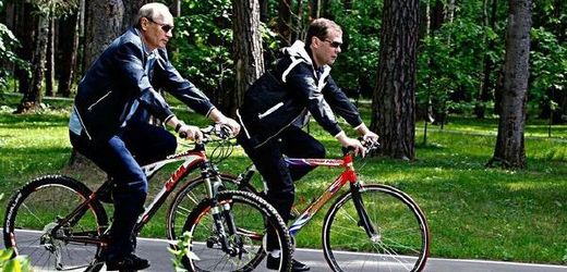 Sehrané duo? Putin a Medveděv na výletě.