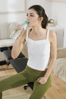 Mnozí odborníci doporučují ke cvičení raději vodu než přemíru energy drinků (ilustrační foto).