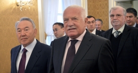 Kazašský prezident Nursultan Nazarbajev (vlevo) a český prezident Václav Klaus.
