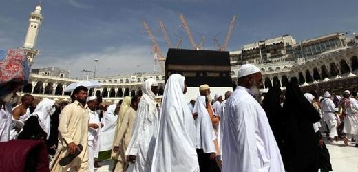 Muslimové v Mekce obcházejí Kaabu. 