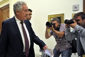Tvrdý postoj Kuvelise (vlevo), šéfa DIMAIR, ohrožuje celistvost řeckého kabinetu.