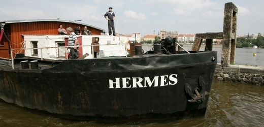 Loď Hermes slouží jako noclehárna pro bezdomovce.