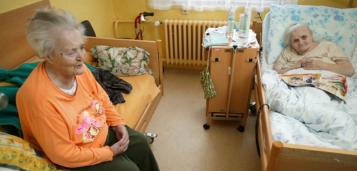 Soukromé domovy pro seniory, které jsou spíše hotelem či sanatoriem, mnohdy využívají přetíženosti řádně registrovaných zařízení (ilustrační foto). 