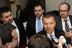 Neformální vůdce rebelujících poslanců ODS Petr Tluchoř (uprostřed), v pozadí zleva jsou poslanci Tomáš Úlehla, Jan Florián a Ivan Fuksa.