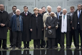Ceremonie se zúčastnila zhruba stovka lidí, kteří genocidu přežili, a jejich potomků.