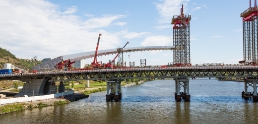 Takto vypadala stavba mostu začátkem září, kdy se zvedala první část oblouku.