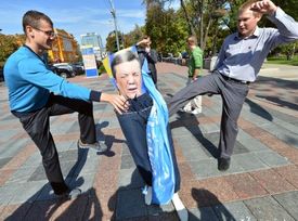 Odpůrci prezidenta kopou do panáka Janukovyče.