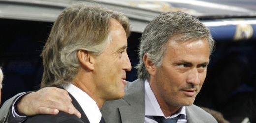 Roberto Mancini (vlevo) a José Mourinho.