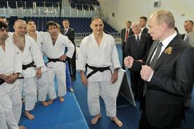 Putin mezi judisty. Sám dostal v tomto sportu černý pásek.