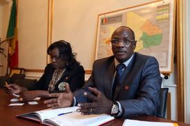 Maliský premiér Hadji Baba Haidara informuje o situaci v zemi (18. října 2012).