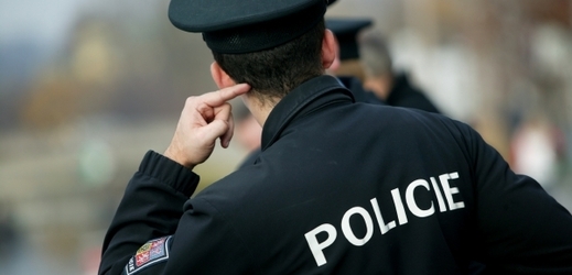 Kvůli krádeži několika desítek tisíc korun byl obviněn policista z Karlovarska (ilustrační foto).
