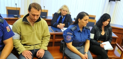 Obžalovaní Filip Onderka a Radka Pojerová u soudu.