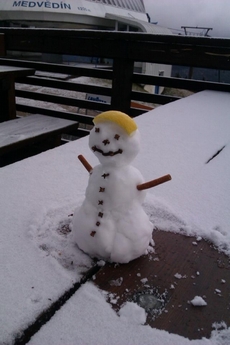 Na horách už sněží. První letošní sněhulák byl postaven z prvního napadaného sněhu na Medvědíně.