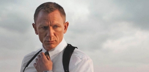 James Bond stárne. V reálu i ve snímku Skyfall.