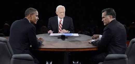 Obama a Romney při televizní debatě s moderátorem Bobem Schiefferem.