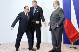 Berlusconi s tehdejším českým premiérem Mirkem Topolánkem a ministrem zahraničí Karlem Schwarzenbergem.